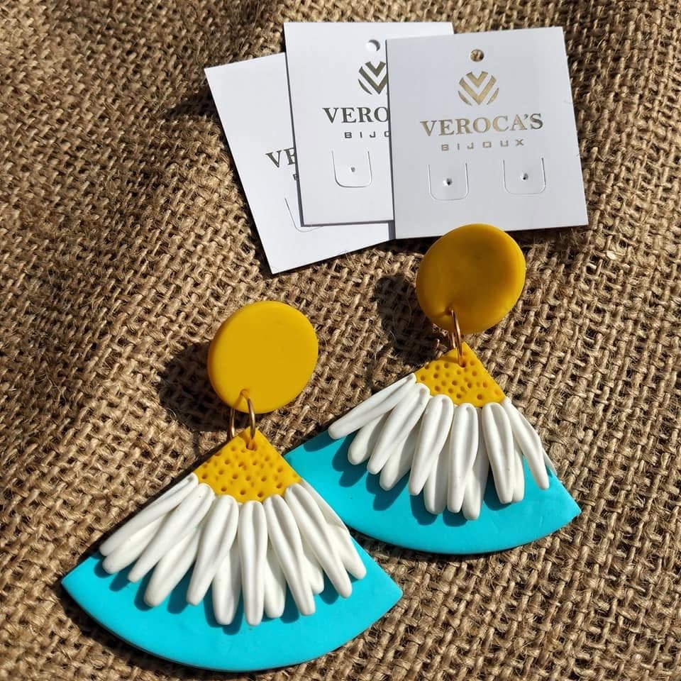 Aros Girasoles sobre azul junto a las tarjetas Veroca's