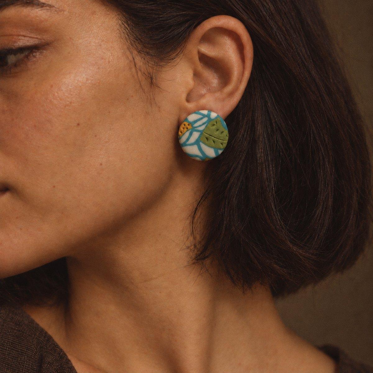 Modelo de perfil con el aro Jardín turquesa