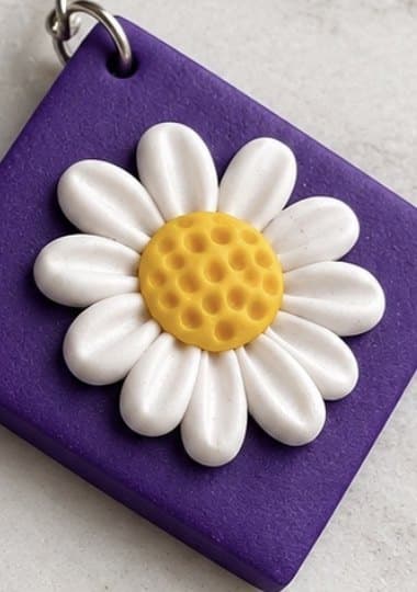 Detalle de la margarita sobre base violeta
