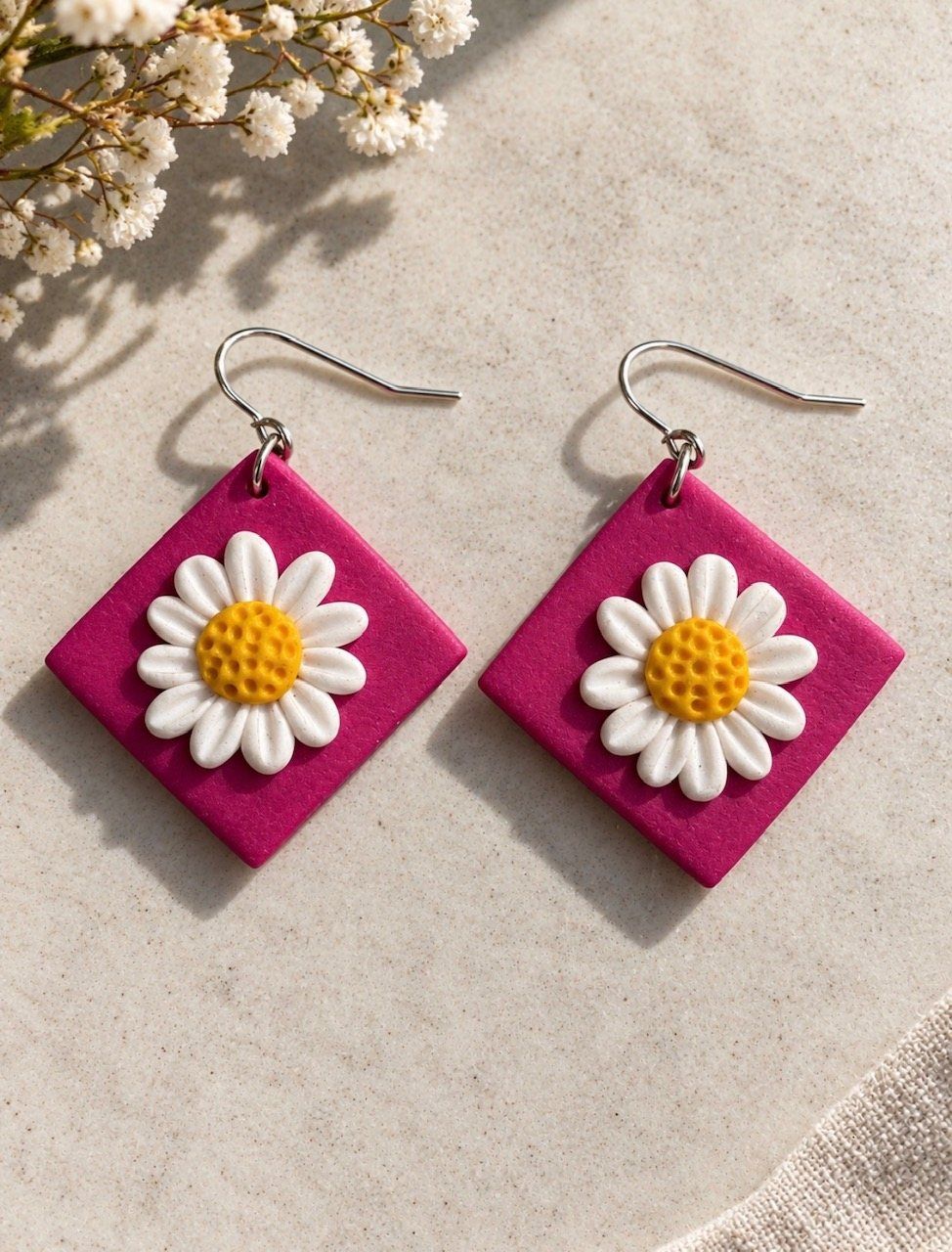 Aros cuadrados fucsia con margarita blanca, con gancho